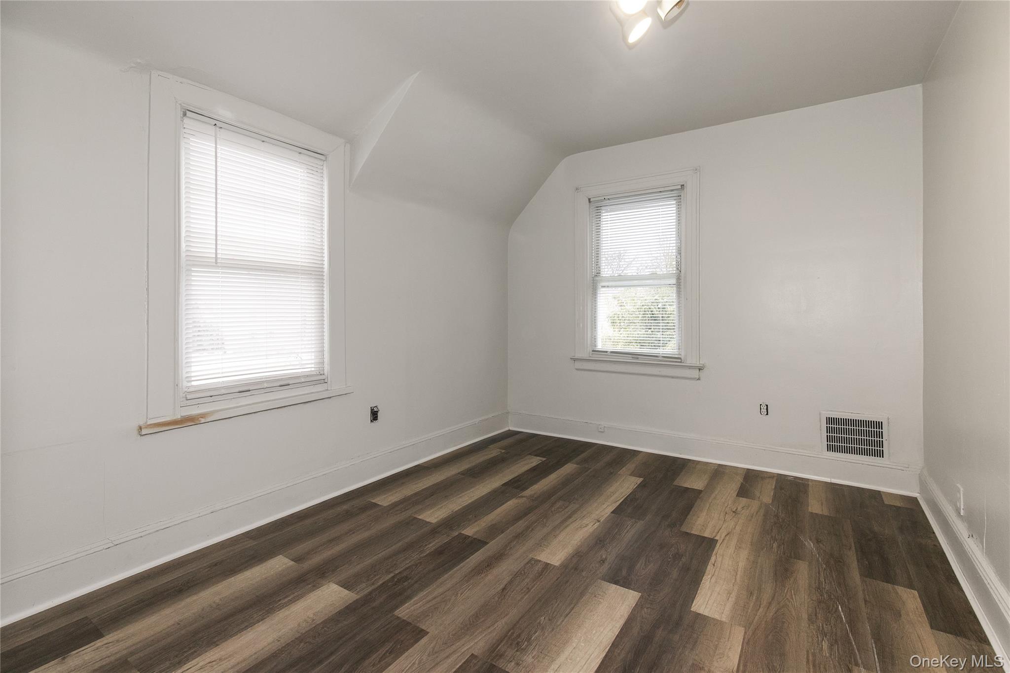 #11 photo, 15 Clyde Avenue, ناسو Hempstead , NY 11550