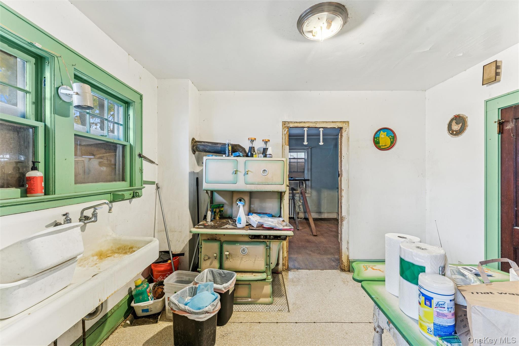 #3 photo, 190 Lincoln Avenue, Mineola , NY 11501