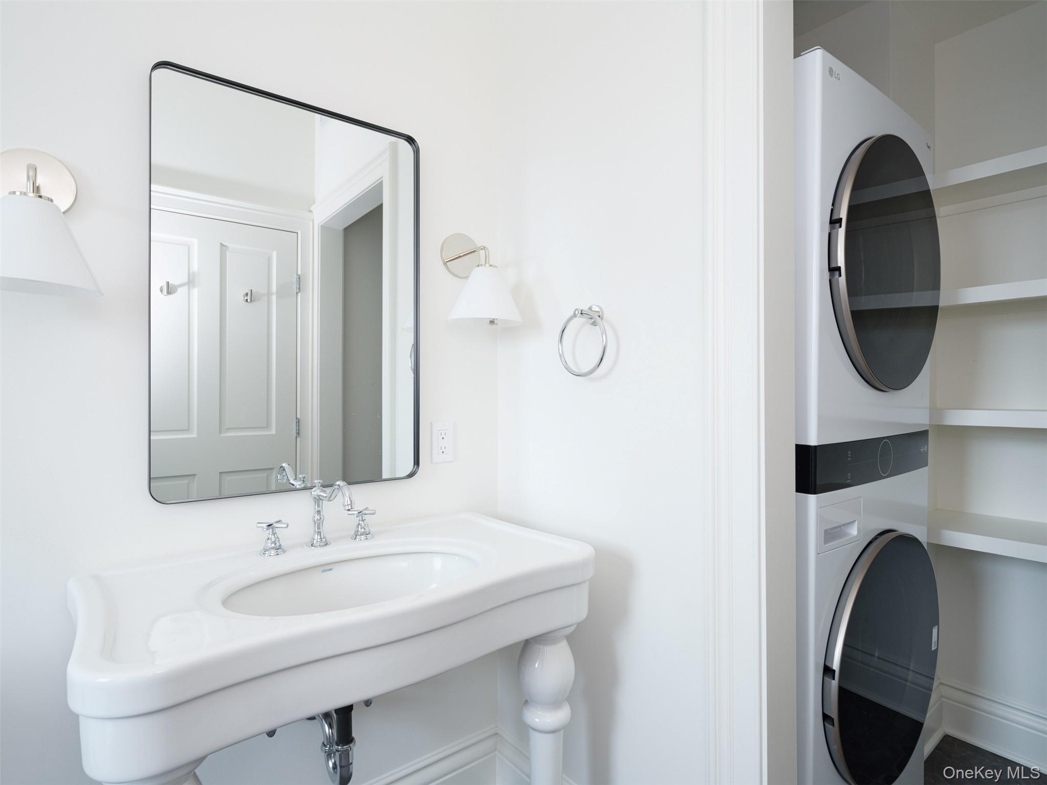 #11 photo, 702-704 Columbia Street, Hudson , NY 12534