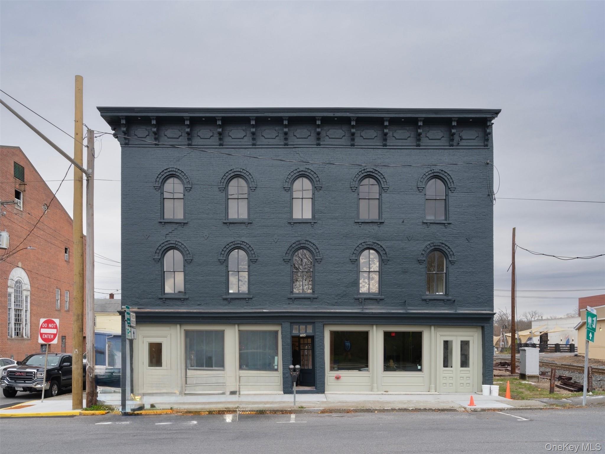 #5 photo, 702-704 Columbia Street, Hudson , NY 12534