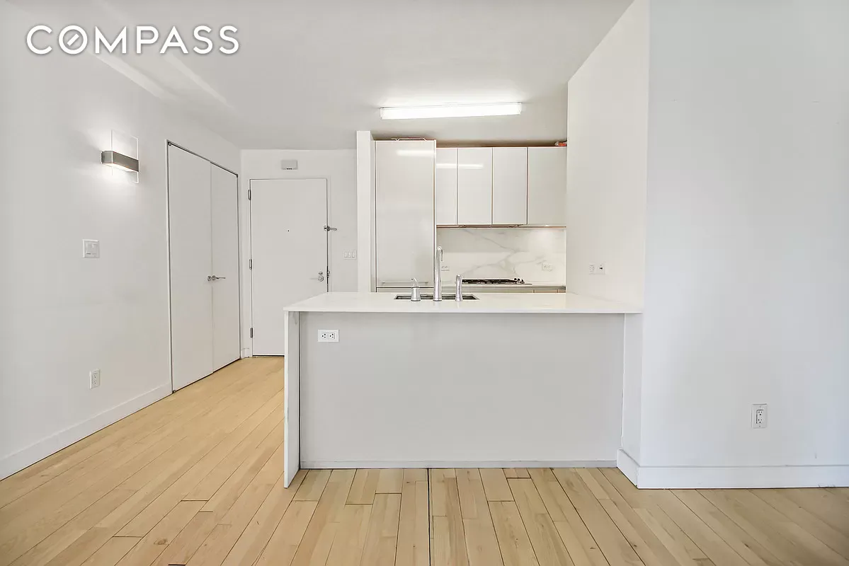 #5 photo, 322 W 57th Street, Hell's Kitchen , NY 10019