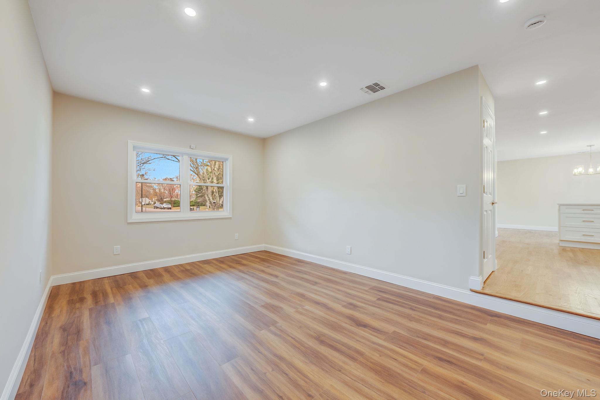 #11 photo, 56 Camille Lane, サフォーク郡 East Patchogue , NY 11772