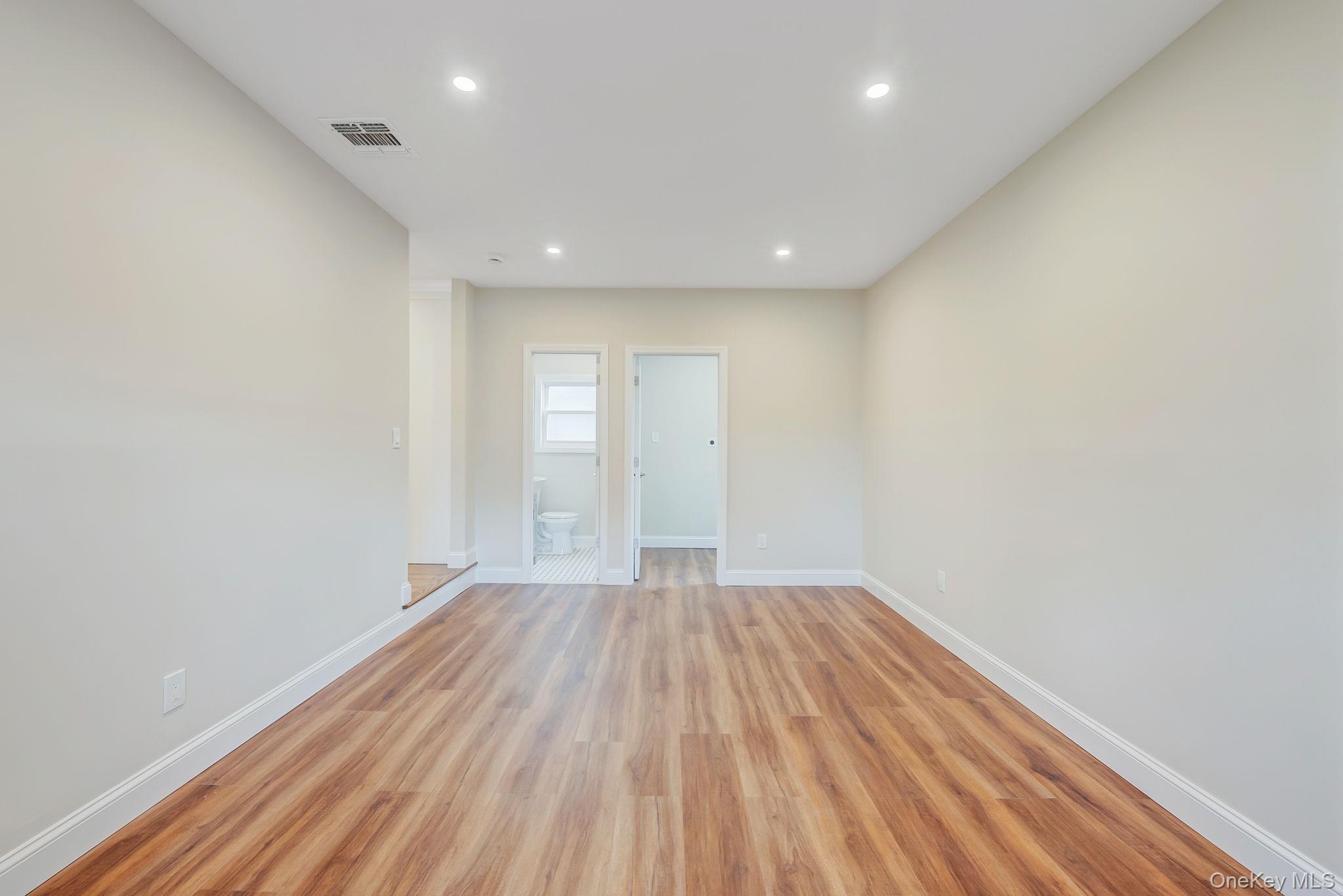 #12 photo, 56 Camille Lane, サフォーク郡 East Patchogue , NY 11772