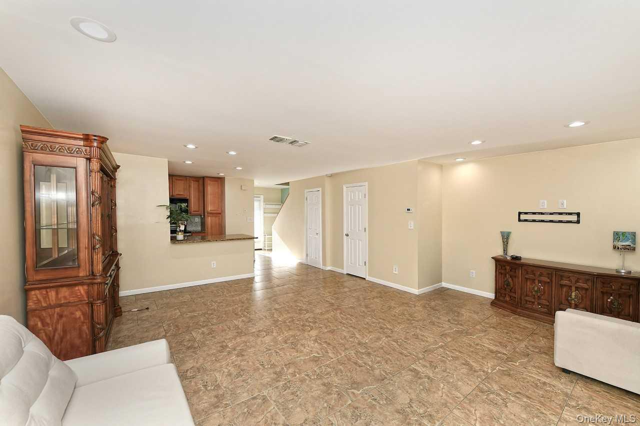 #8 photo, ONE ANCHORAGE Way, Freeport , NY 11520