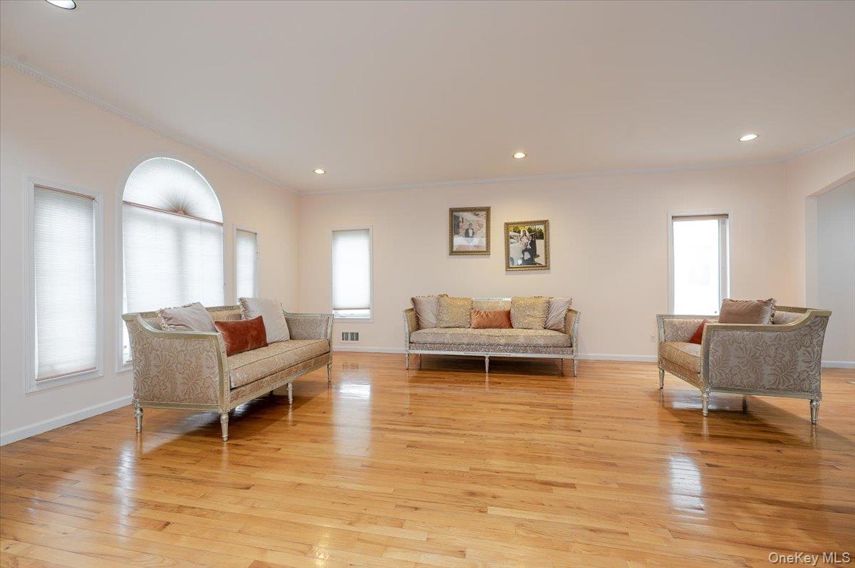 #4 photo, 11 Drury Lane, Great Neck , NY 11023