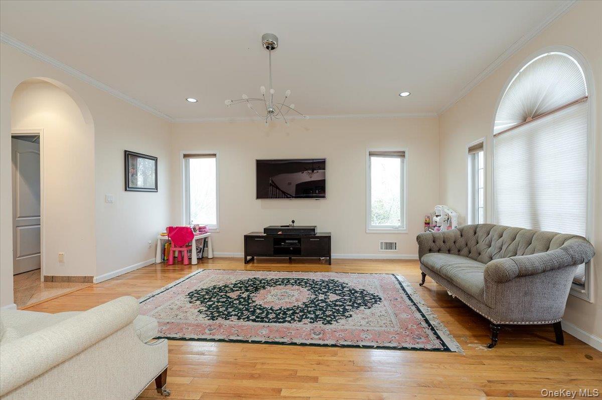 #8 photo, 11 Drury Lane, Great Neck , NY 11023