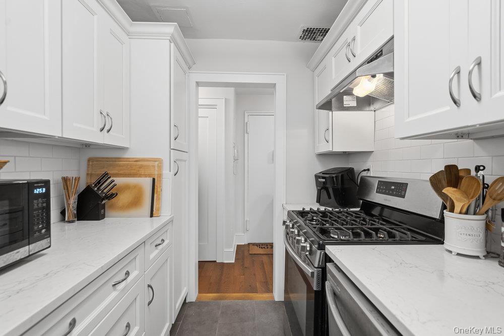 #9 photo, 45 Hill Park Avenue, Great Neck , NY 11021