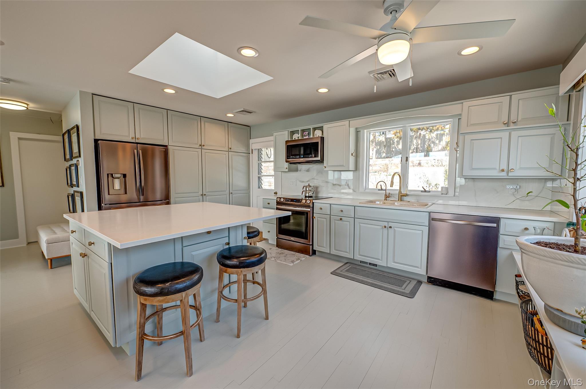 #20 photo, 321 E Montauk Highway, Hampton Bays , NY 11946