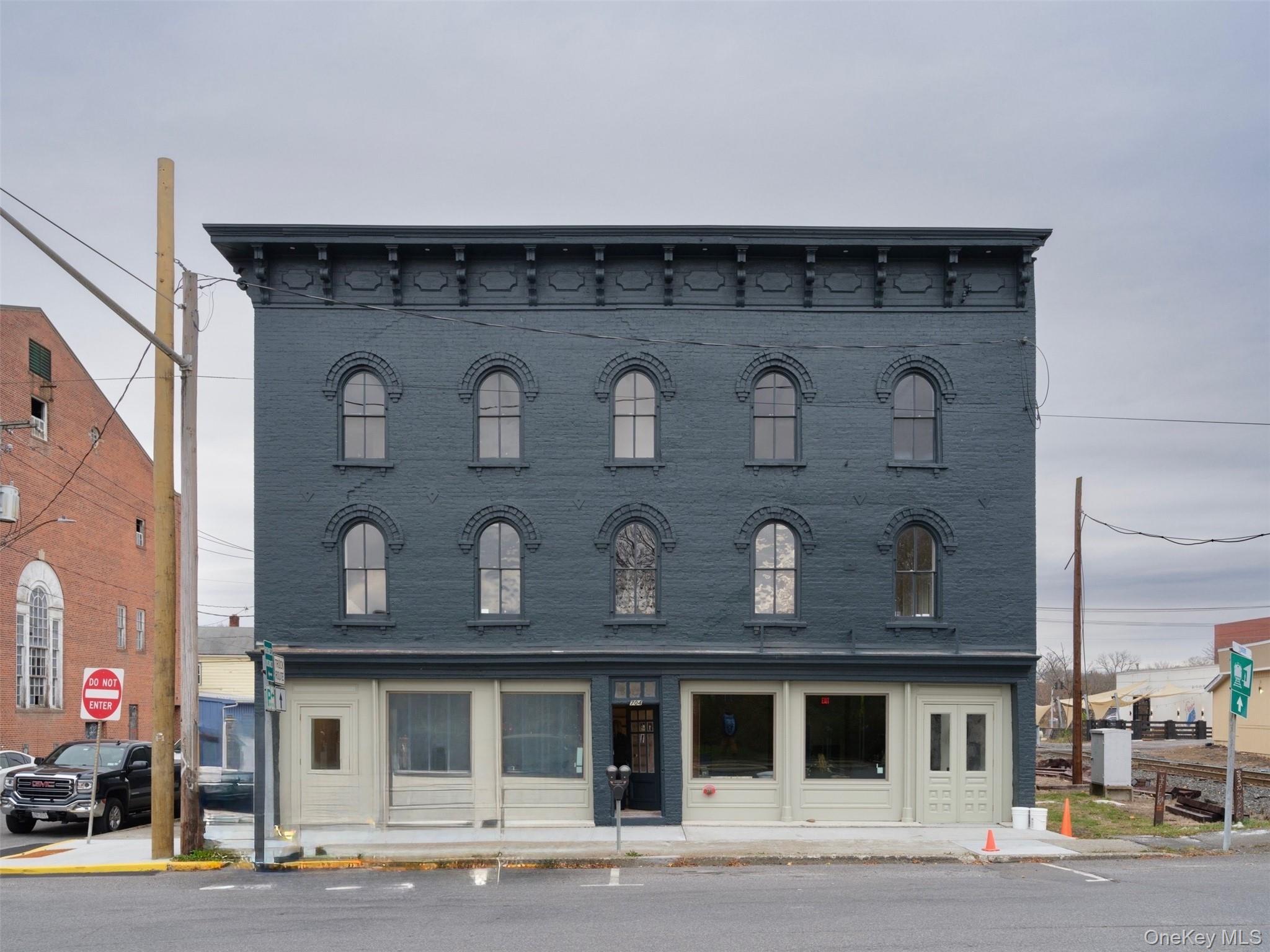 #4 photo, 702-704 Columbia Street, Hudson , NY 12534