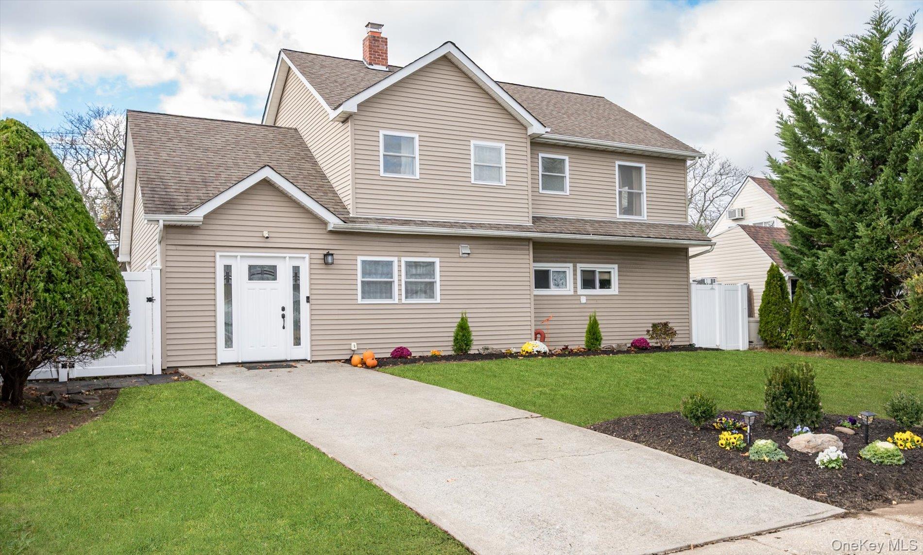 #2 photo, 98 Hardy Lane, Westbury , NY 11590