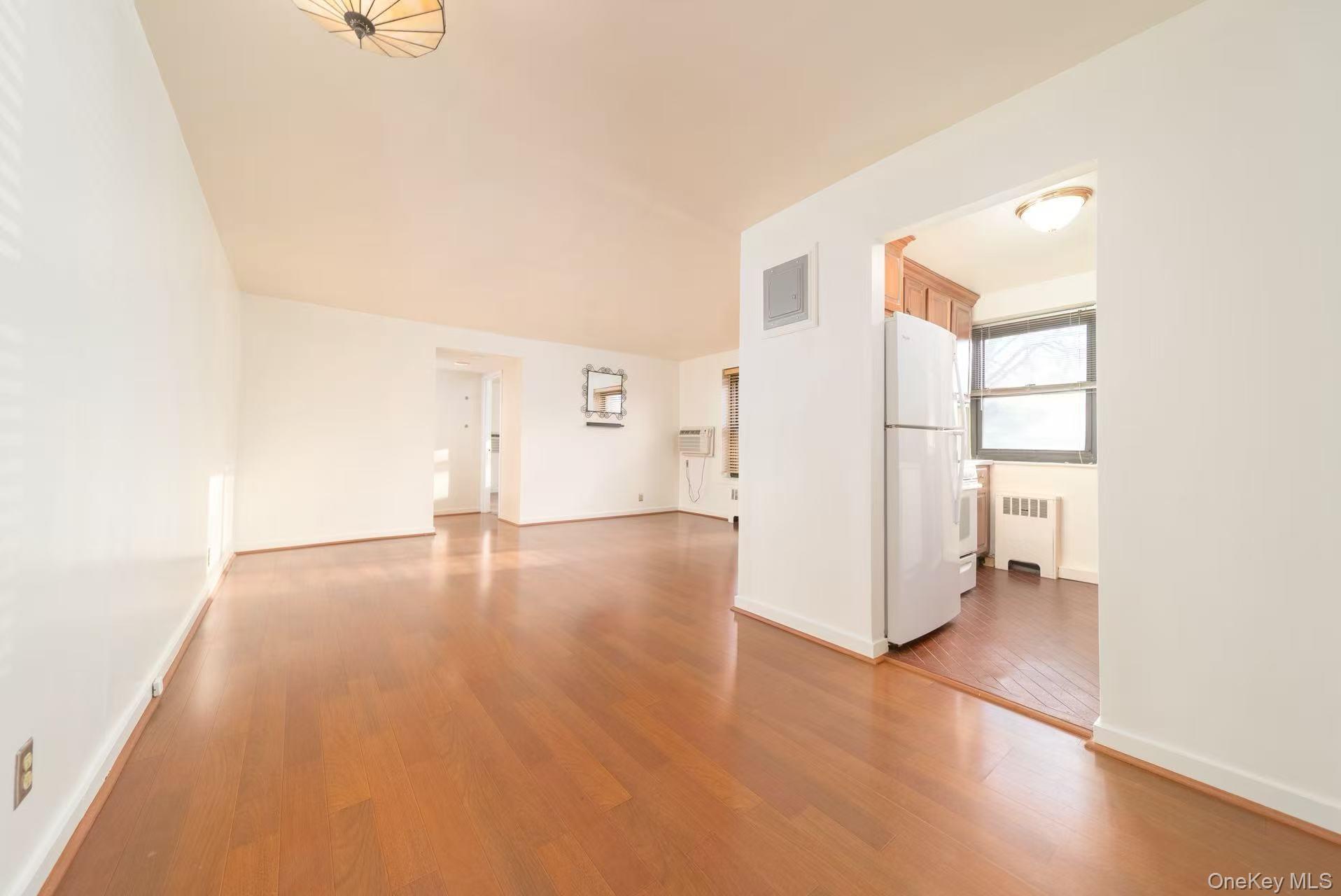 #11 photo, 8 W Mill Drive, Great Neck , NY 11021