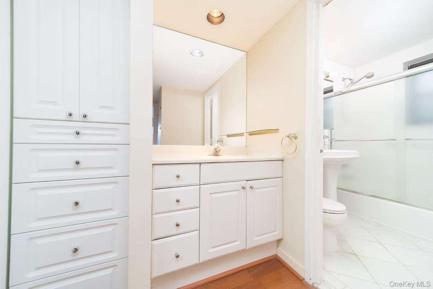 #15 photo, 8 W Mill Drive, Great Neck , NY 11021