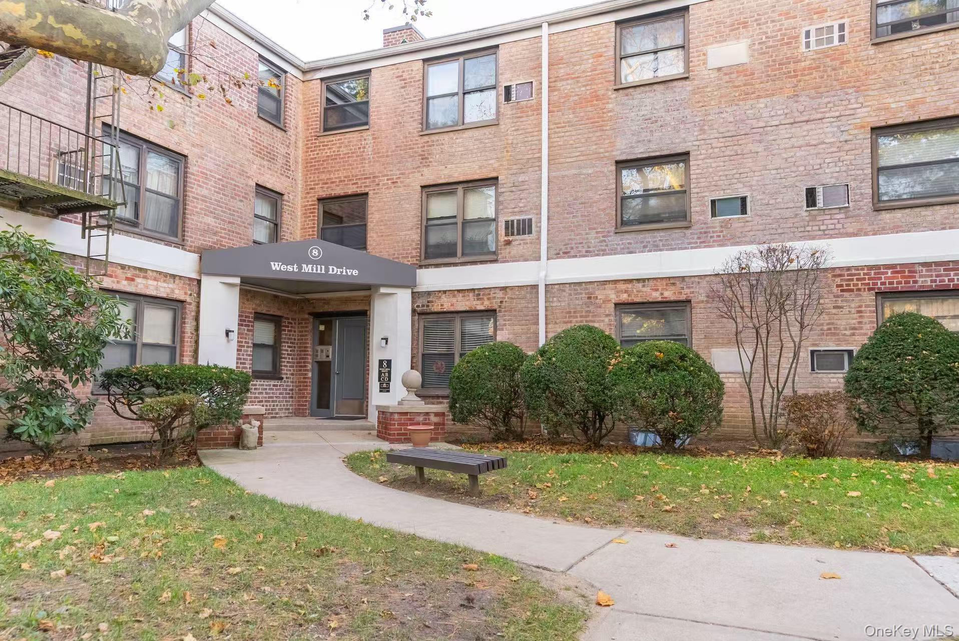 #2 photo, 8 W Mill Drive, Great Neck , NY 11021