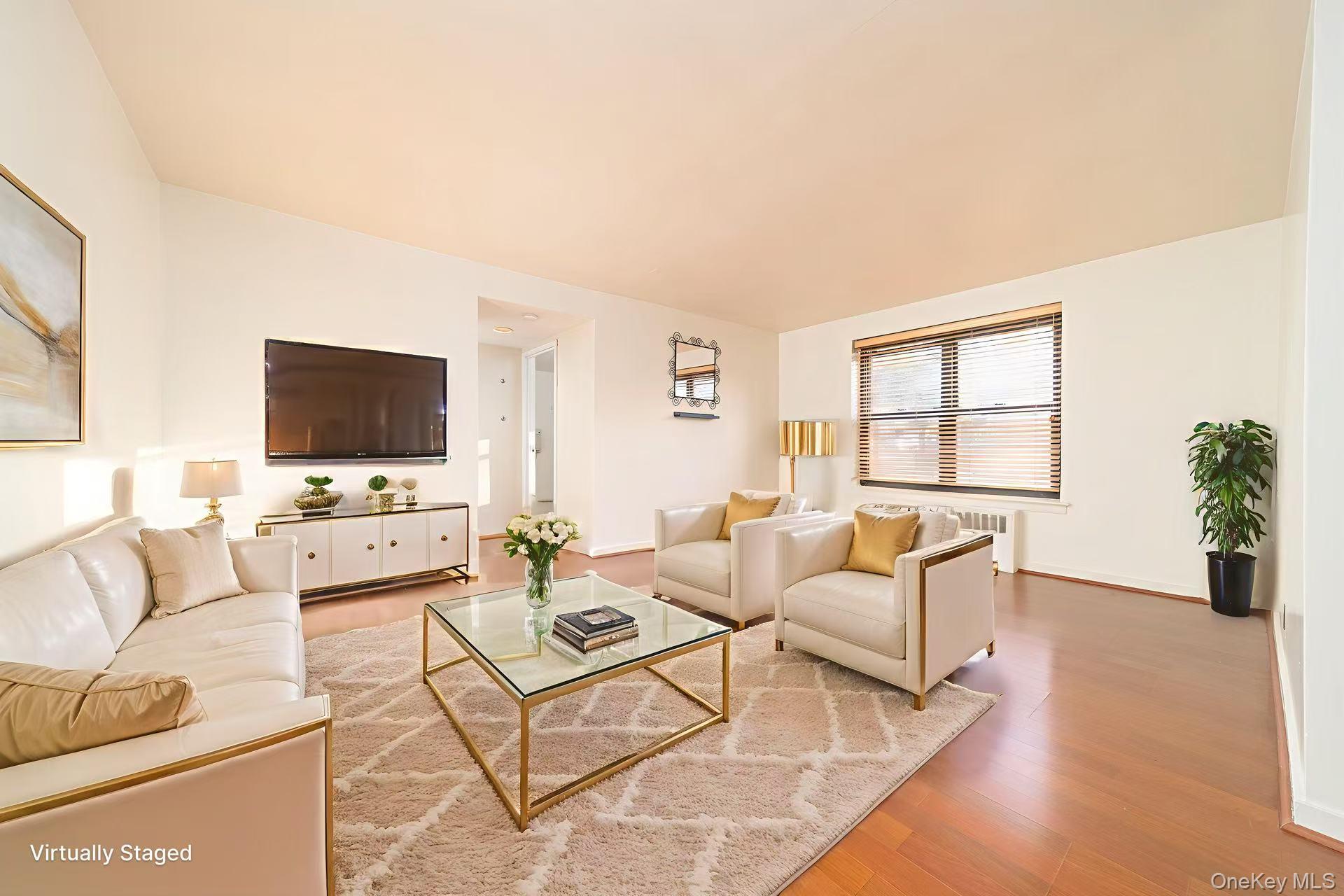 #5 photo, 8 W Mill Drive, Great Neck , NY 11021