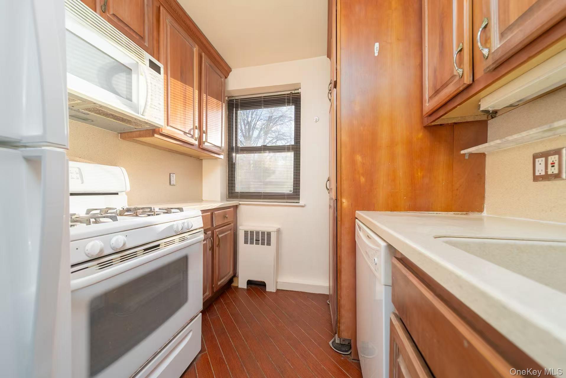 #9 photo, 8 W Mill Drive, Great Neck , NY 11021