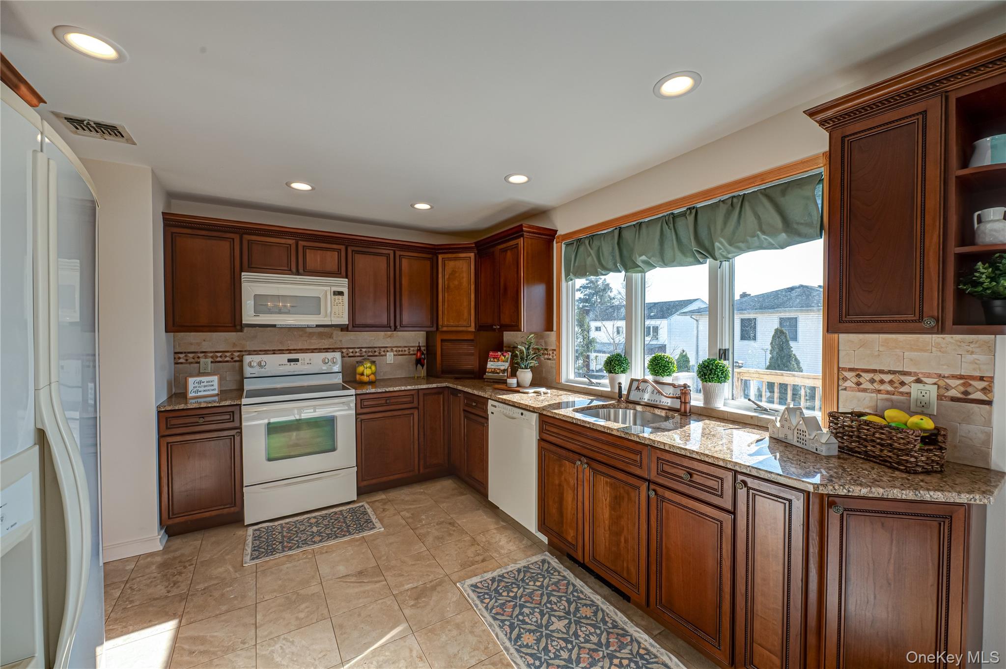 #12 photo, 928 Peconic Avenue, West Babylon , NY 11704