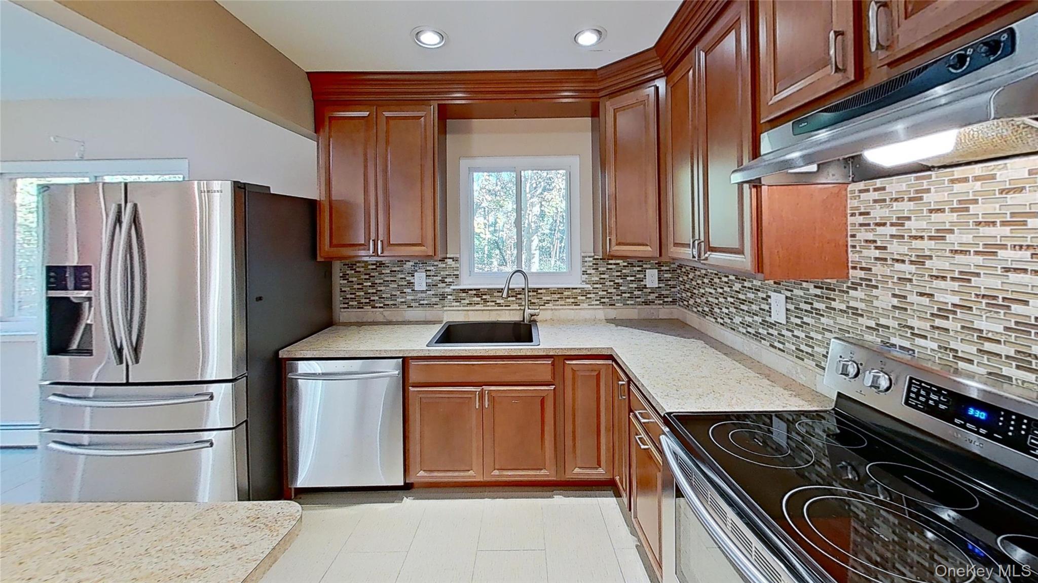 #15 photo, 25 Hawthorne Street, Mount Sinai , NY 11766