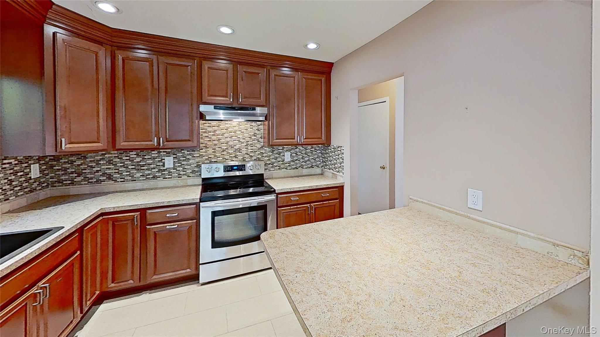 #16 photo, 25 Hawthorne Street, Mount Sinai , NY 11766