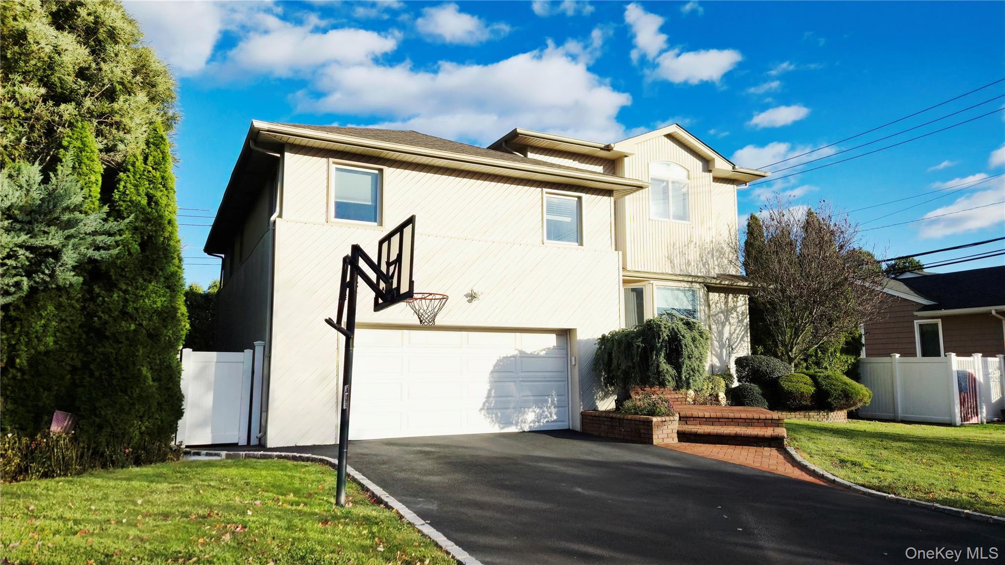 #3 photo, 34 Melanie Lane, Syosset , NY 11791