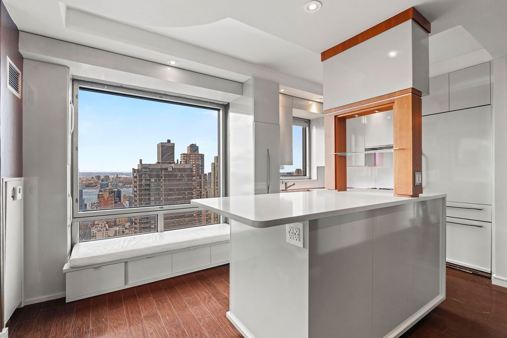 #9 photo, 301 W 57th Street, Clinton , NY 10019