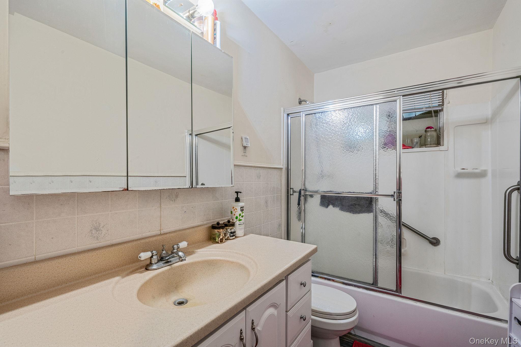 #12 photo, 19 Amsterdam Avenue, West Babylon , NY 11704