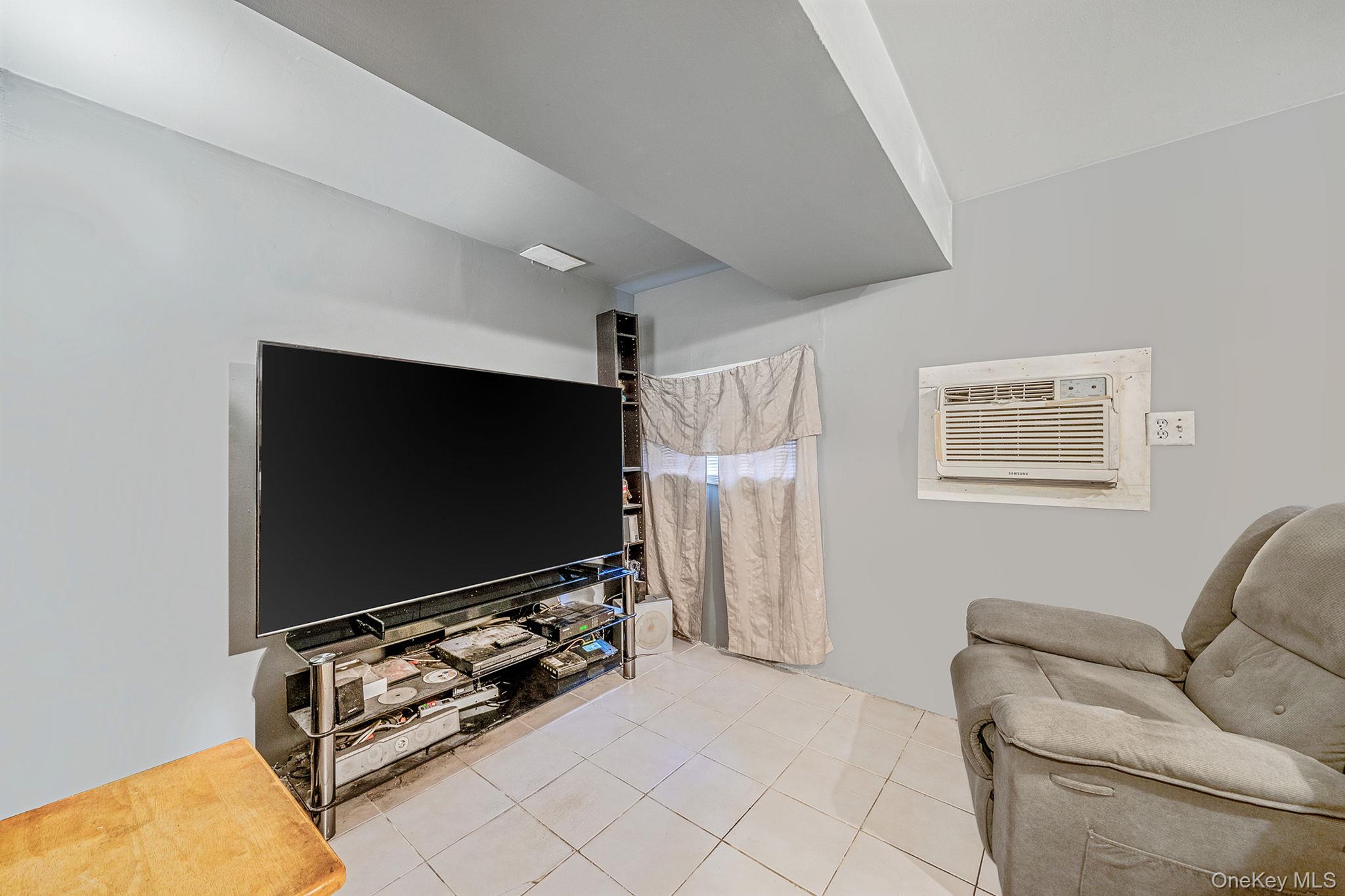 #17 photo, 19 Amsterdam Avenue, West Babylon , NY 11704