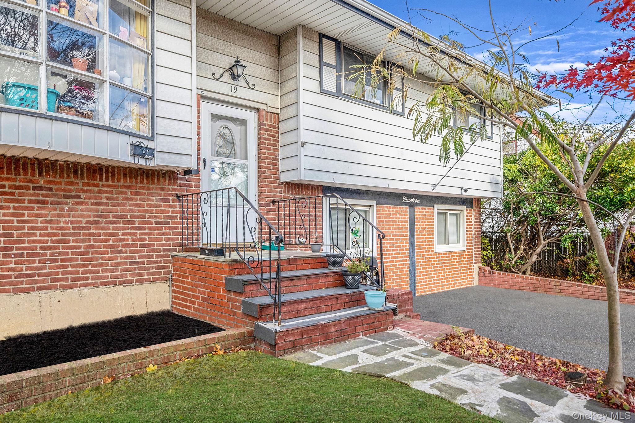 #3 photo, 19 Amsterdam Avenue, West Babylon , NY 11704