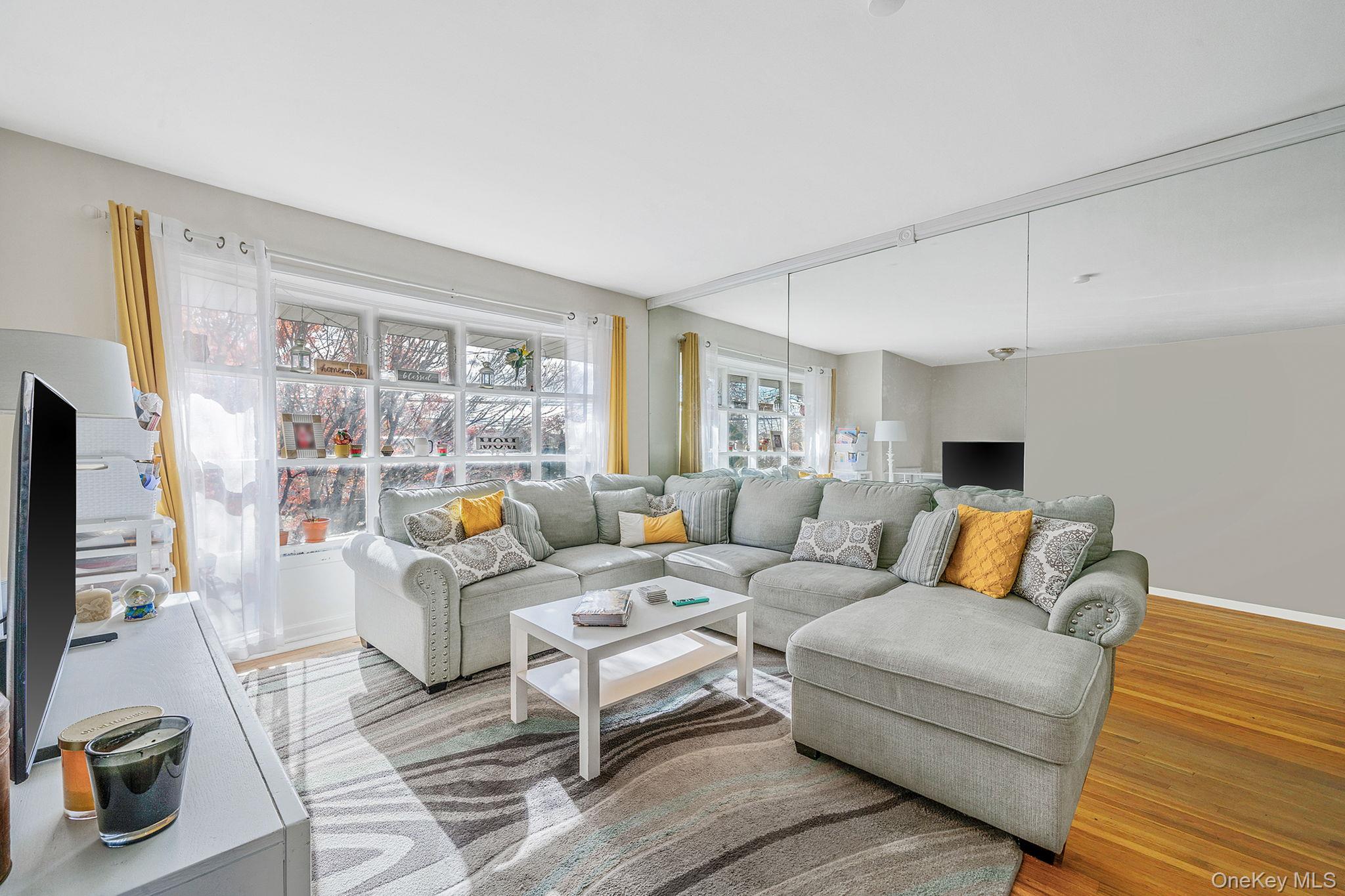 #5 photo, 19 Amsterdam Avenue, West Babylon , NY 11704