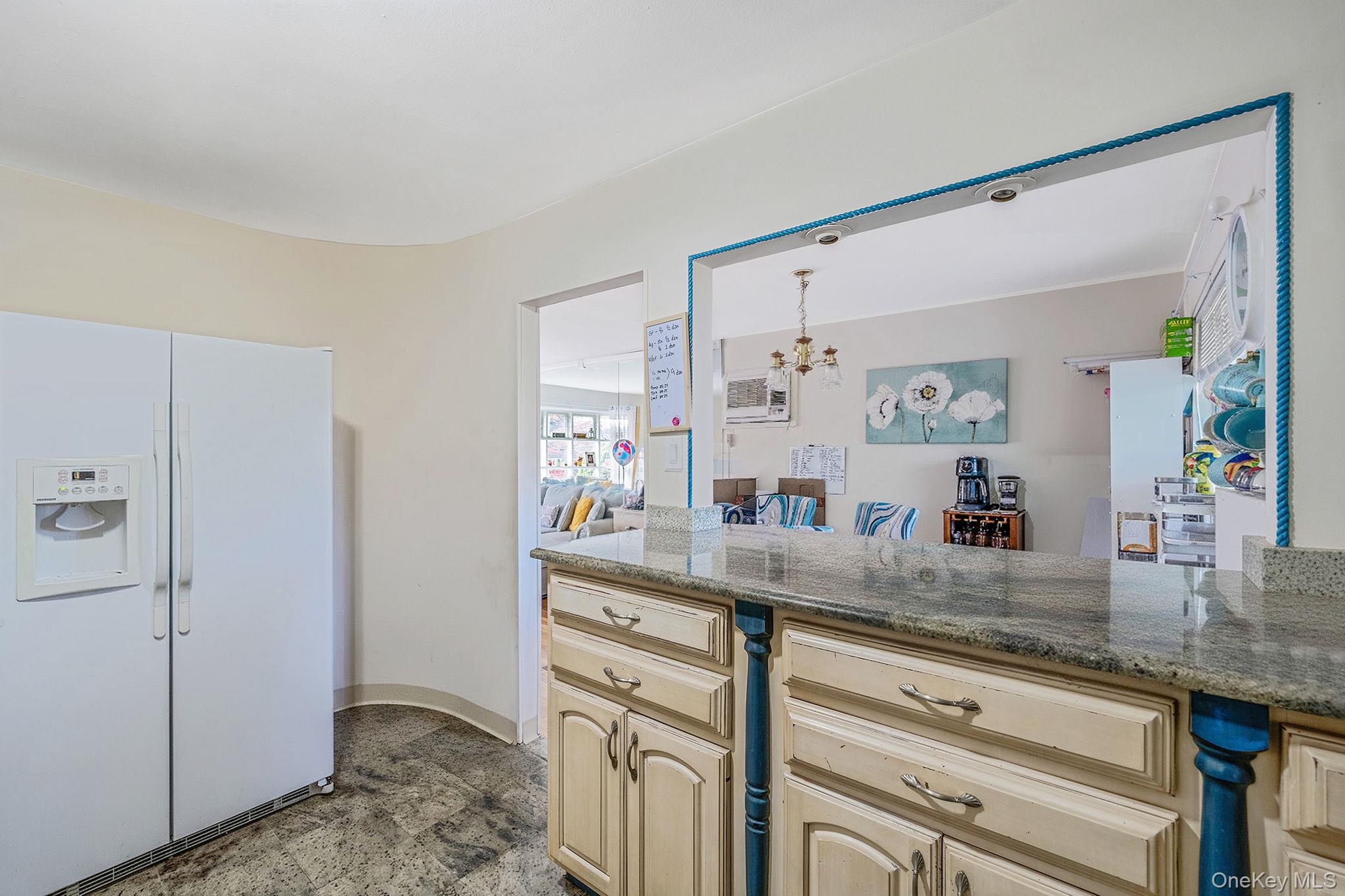 #8 photo, 19 Amsterdam Avenue, West Babylon , NY 11704