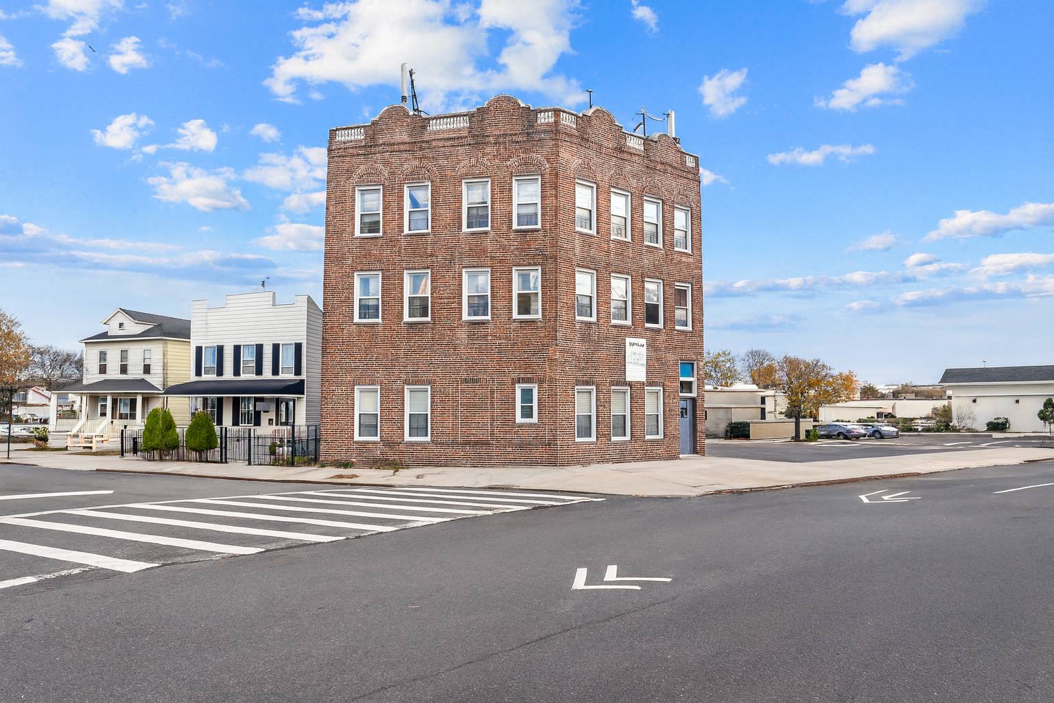 #1 photo, 170 Soundview Ave, Clason Point , NY 10473