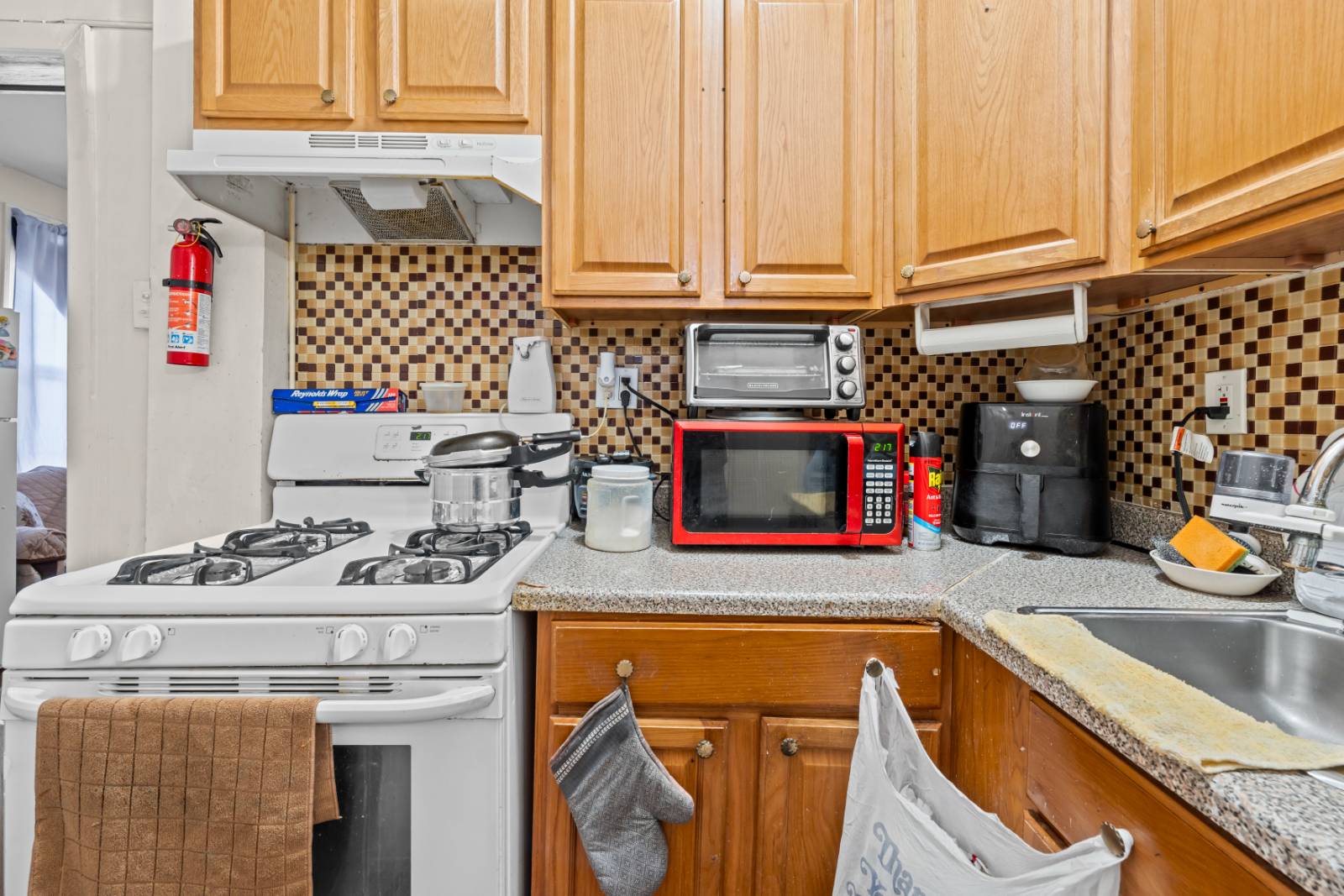 #6 photo, 170 Soundview Ave, Clason Point , NY 10473