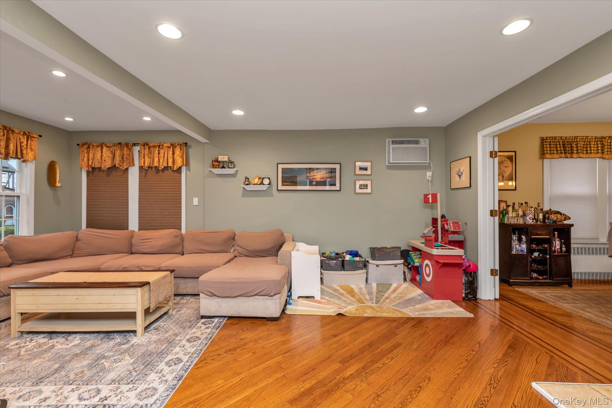 #4 photo, 29 Orleans Road, Valley Stream , NY 11581