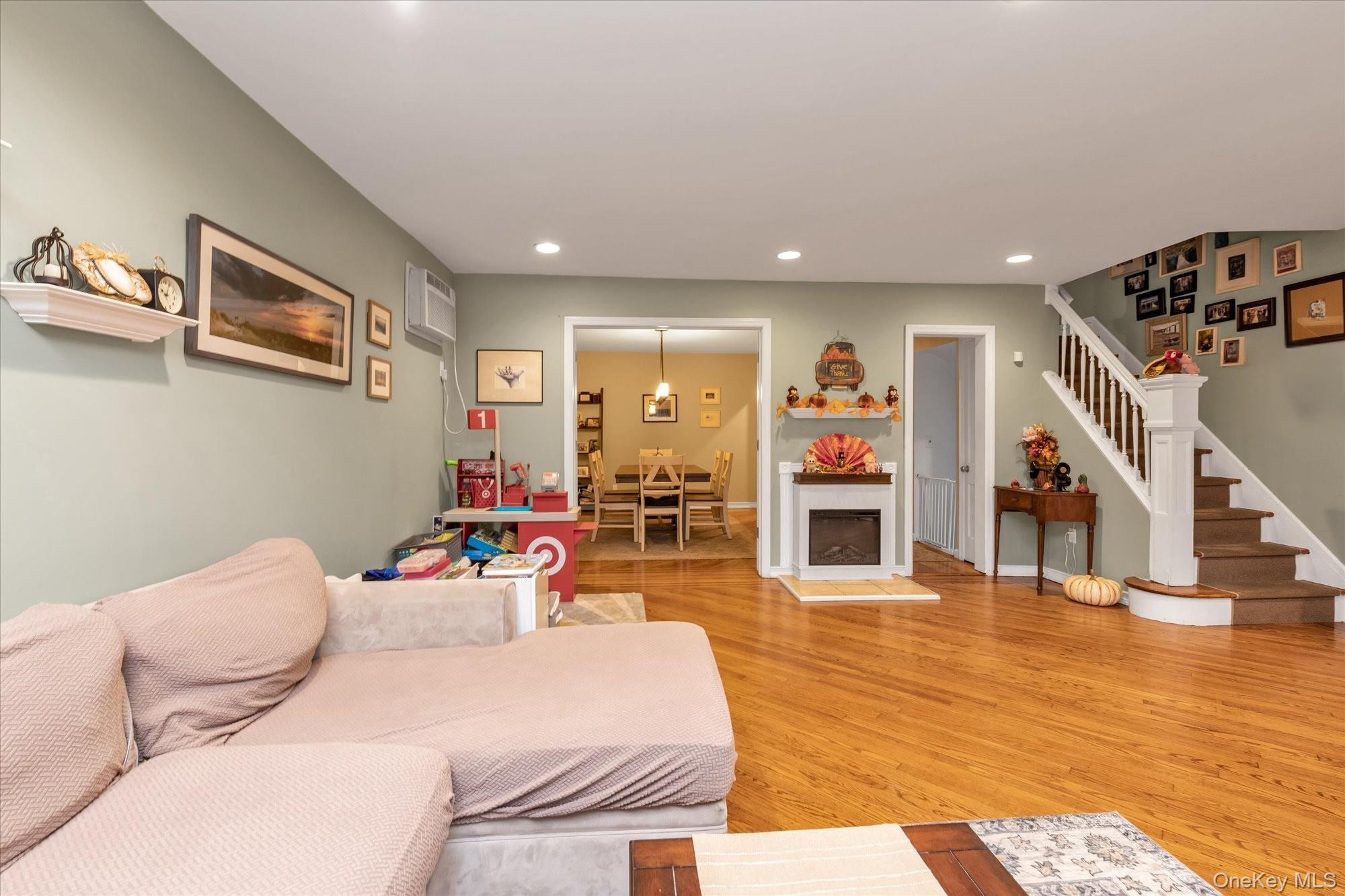 #5 photo, 29 Orleans Road, Valley Stream , NY 11581