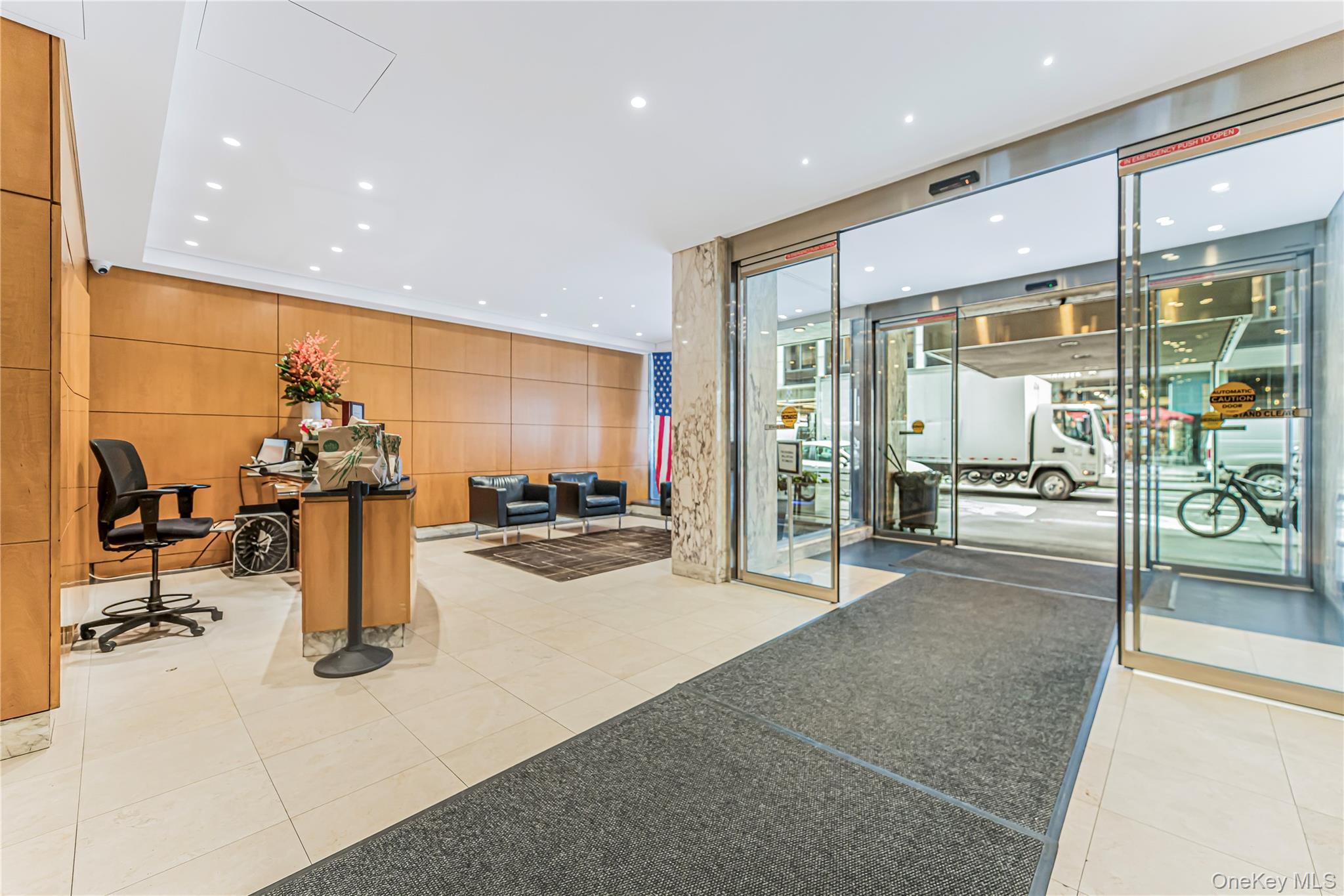 #18 photo, 77 W 55th Street, New York (Manhattan) , NY 10019