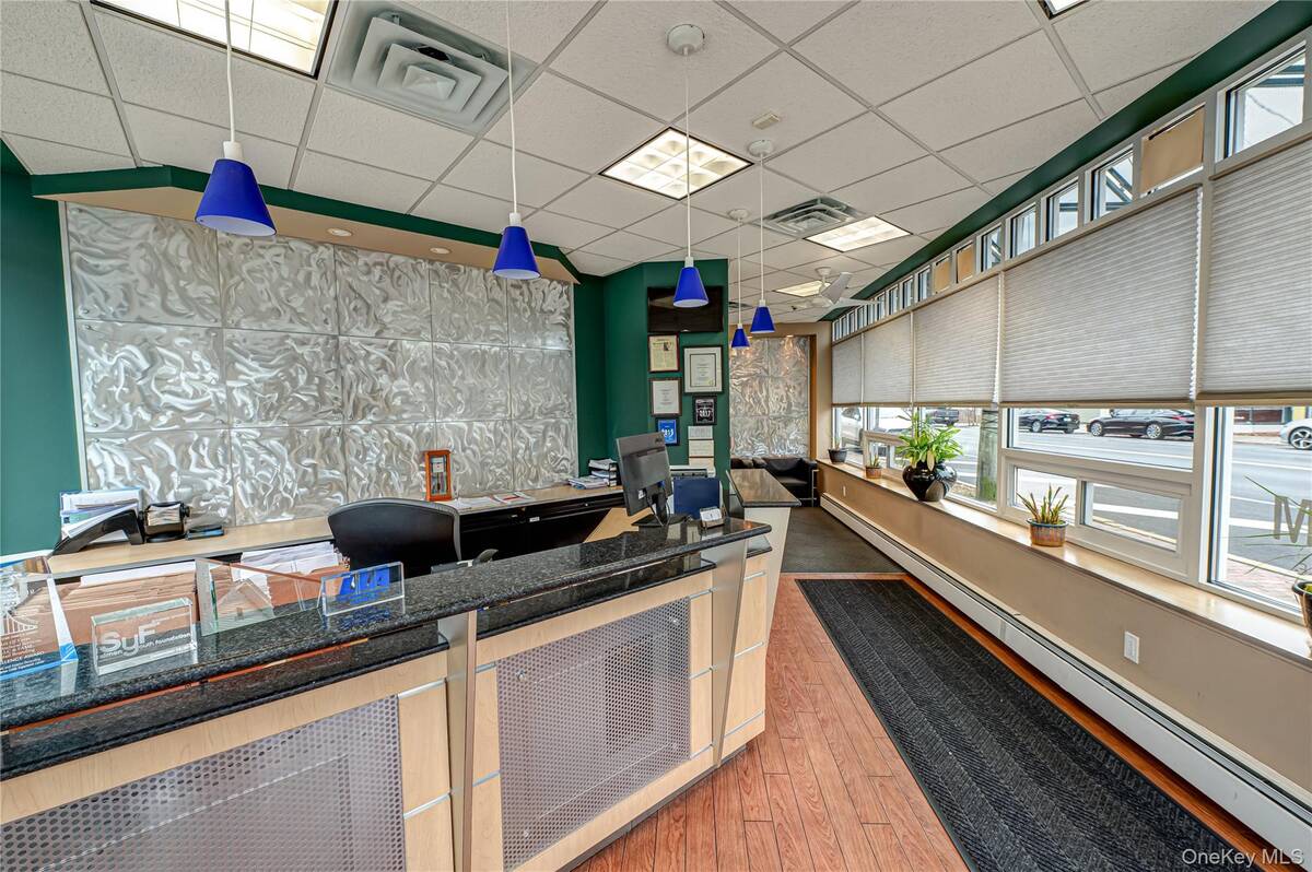 #15 photo, 159 Broadway, Amityville , NY 11701