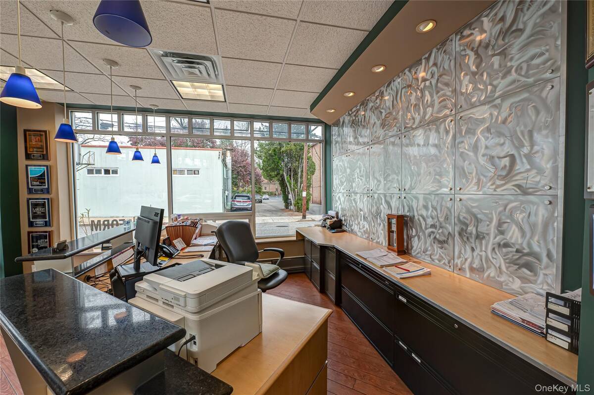 #18 photo, 159 Broadway, Amityville , NY 11701