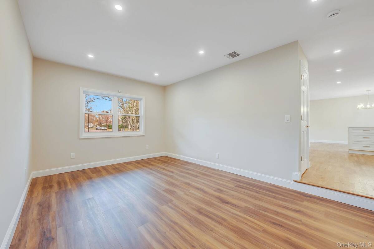 #10 photo, 56 Camille Lane, サフォーク郡 East Patchogue , NY 11772