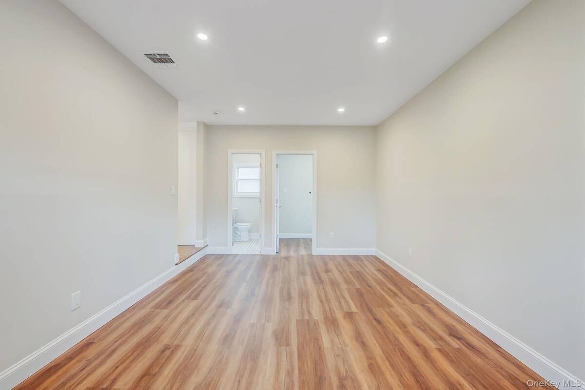 #11 photo, 56 Camille Lane, サフォーク郡 East Patchogue , NY 11772