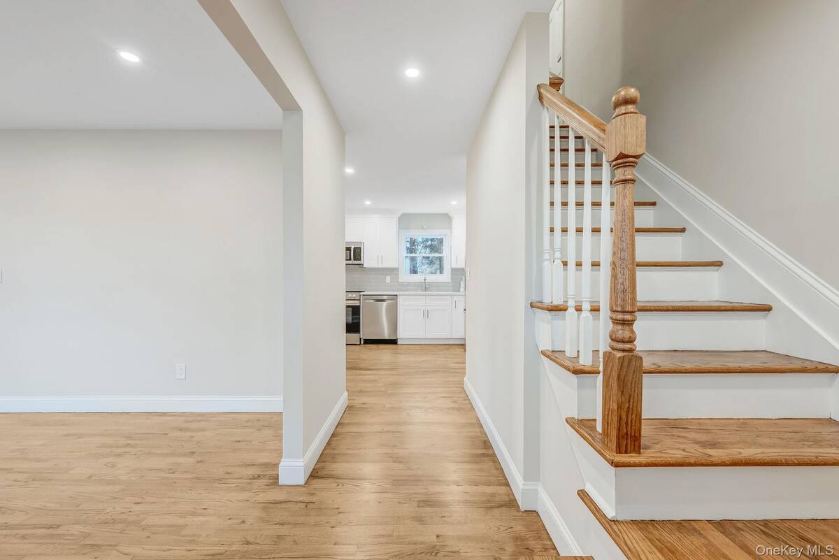 #2 photo, 56 Camille Lane, サフォーク郡 East Patchogue , NY 11772