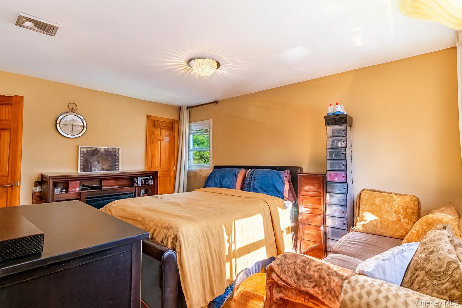 #6 photo, 16 Tudor Road, Hicksville , NY 11801