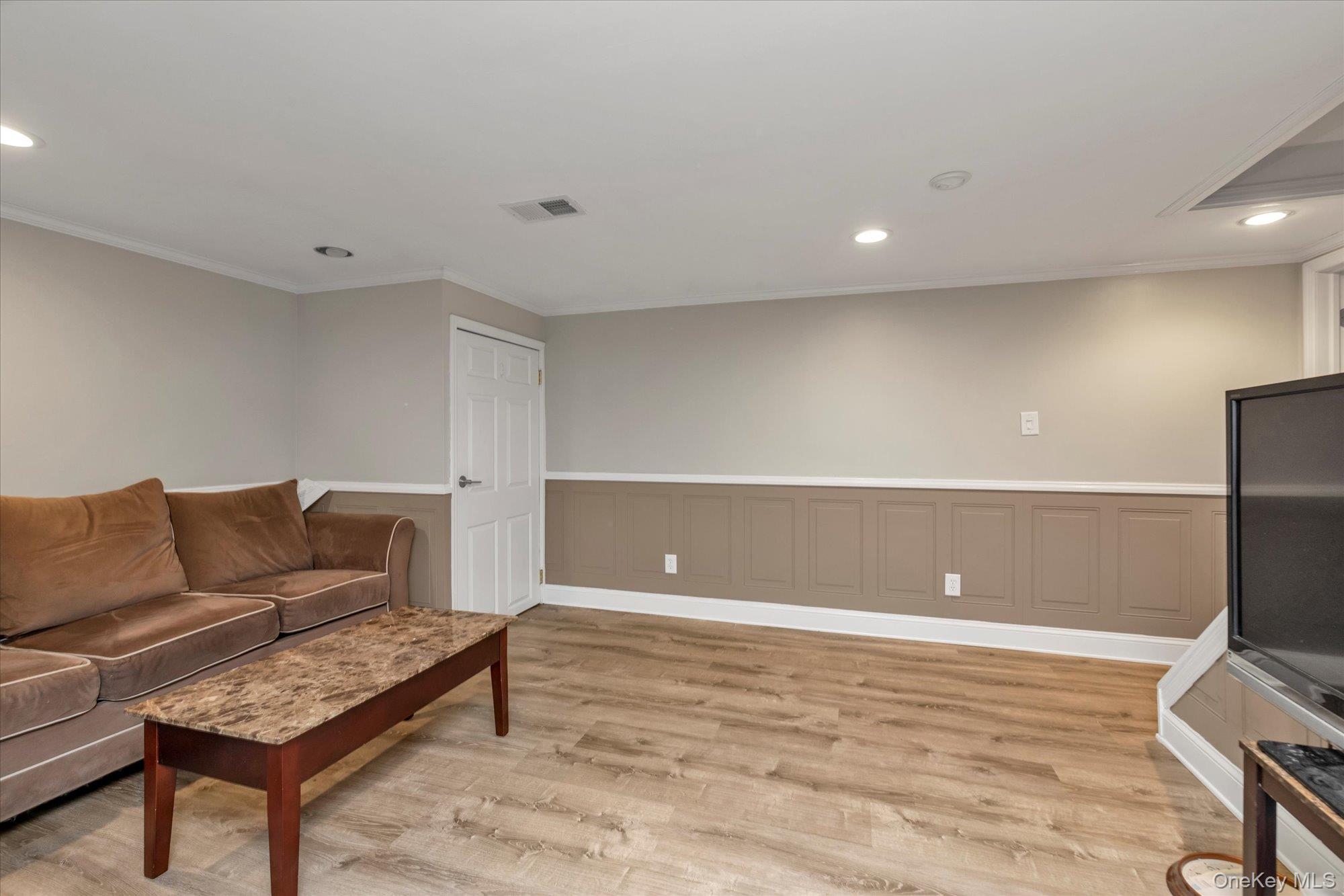 #12 photo, 5 Wilfred Boulevard, Hicksville , NY 11801