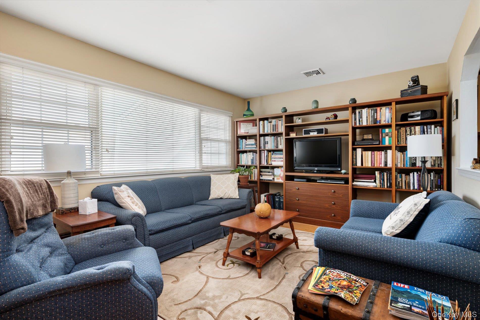 #4 photo, 1 Atlantic Avenue, Farmingdale , NY 11735