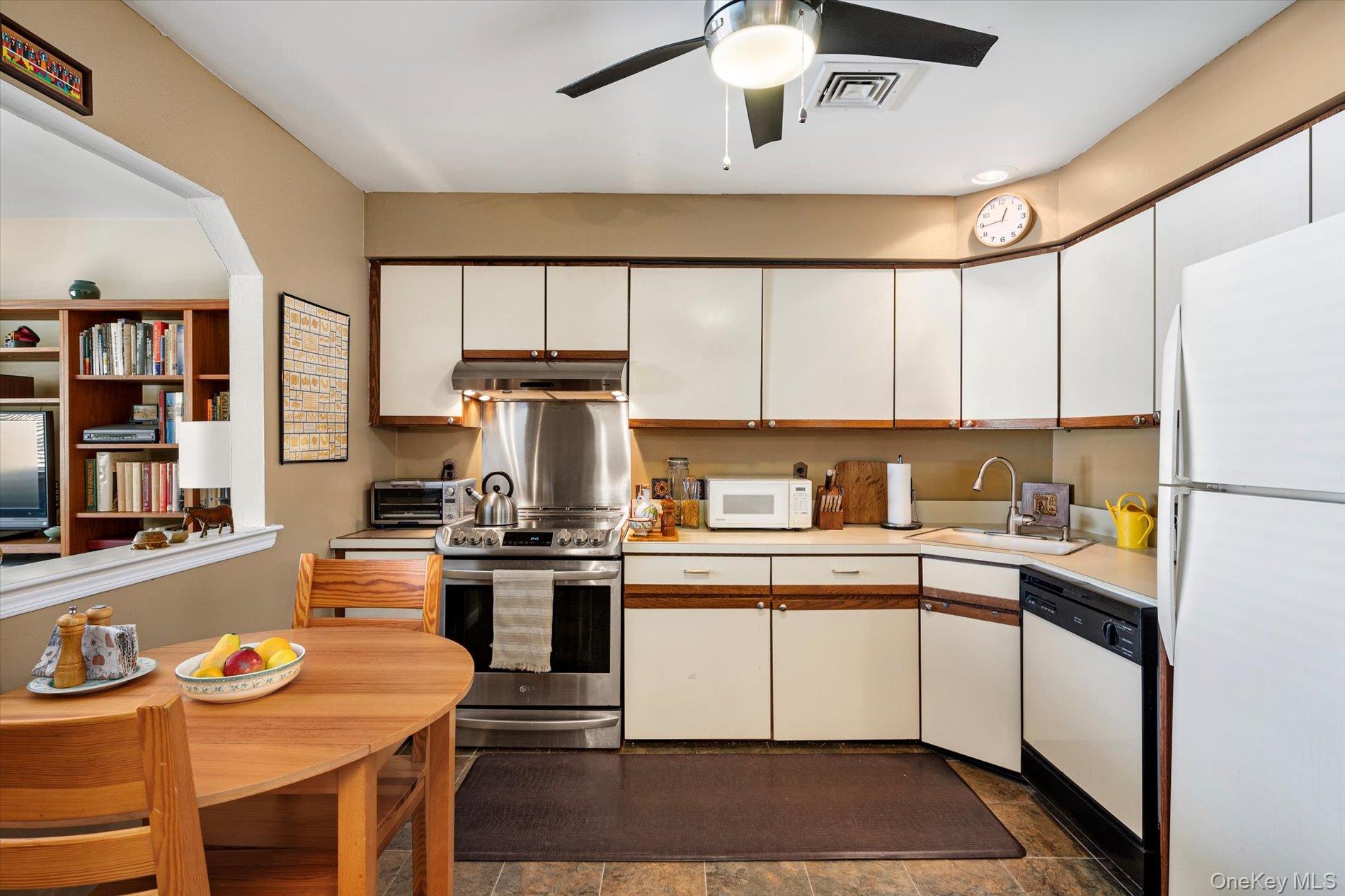 #8 photo, 1 Atlantic Avenue, Farmingdale , NY 11735