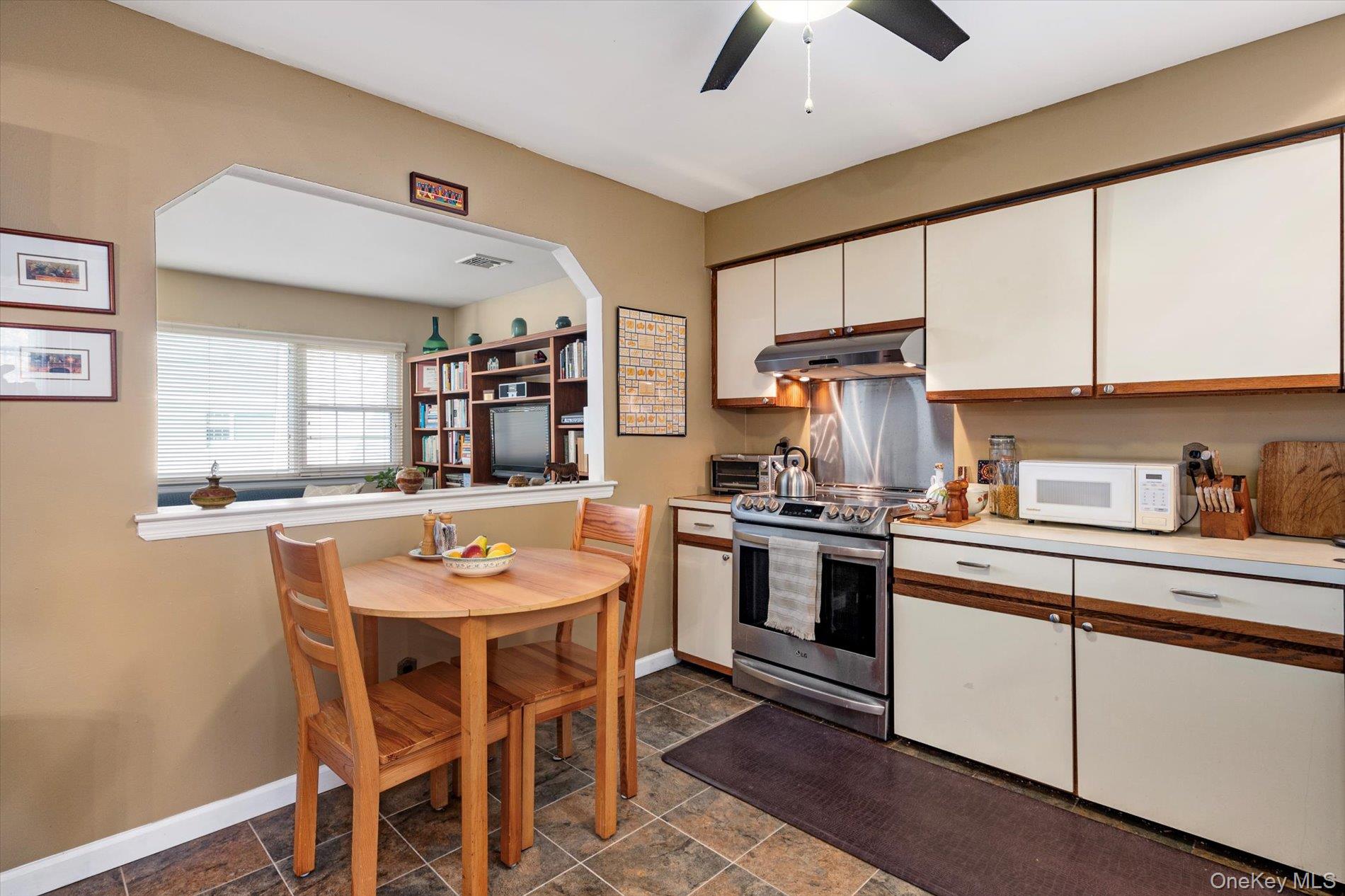 #9 photo, 1 Atlantic Avenue, Farmingdale , NY 11735