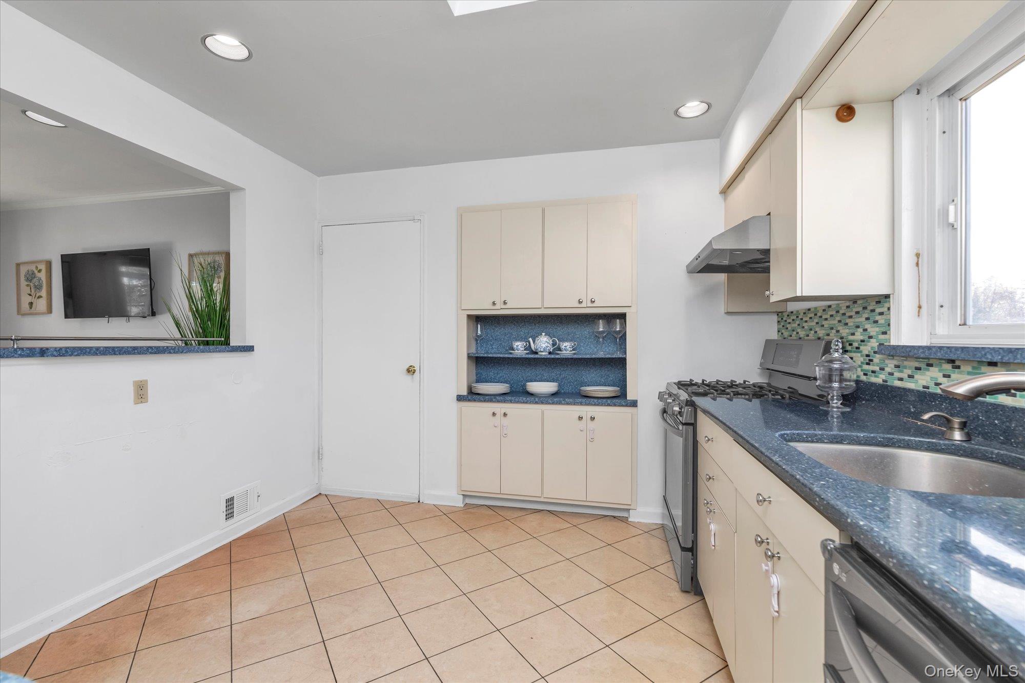 #10 photo, 6 Karen Avenue, Plainview , NY 11803