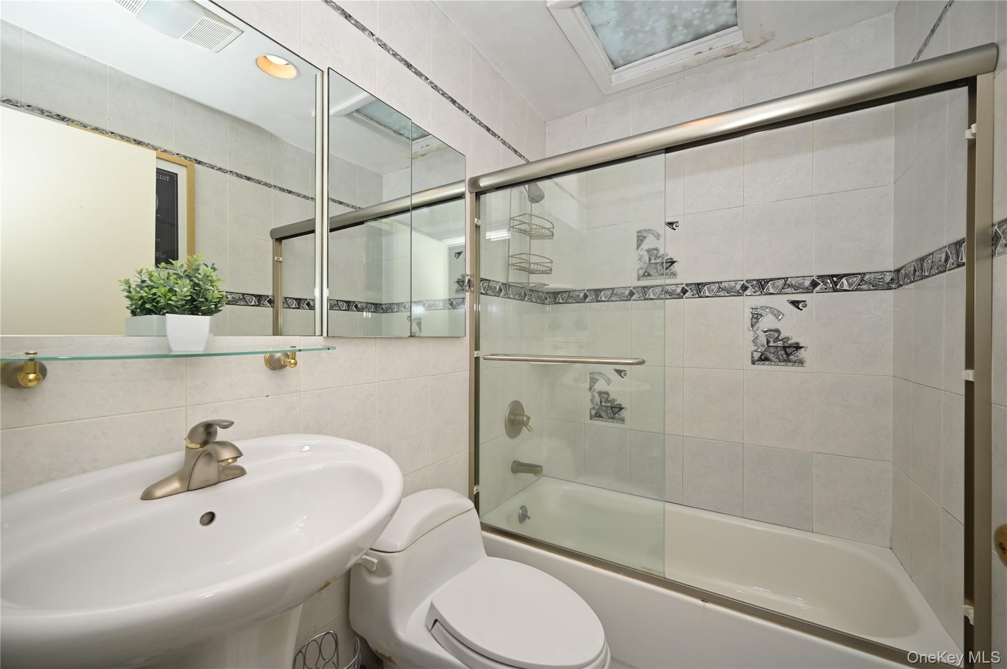 #17 photo, 2 Meadow Lane, Rockville Centre , NY 11570