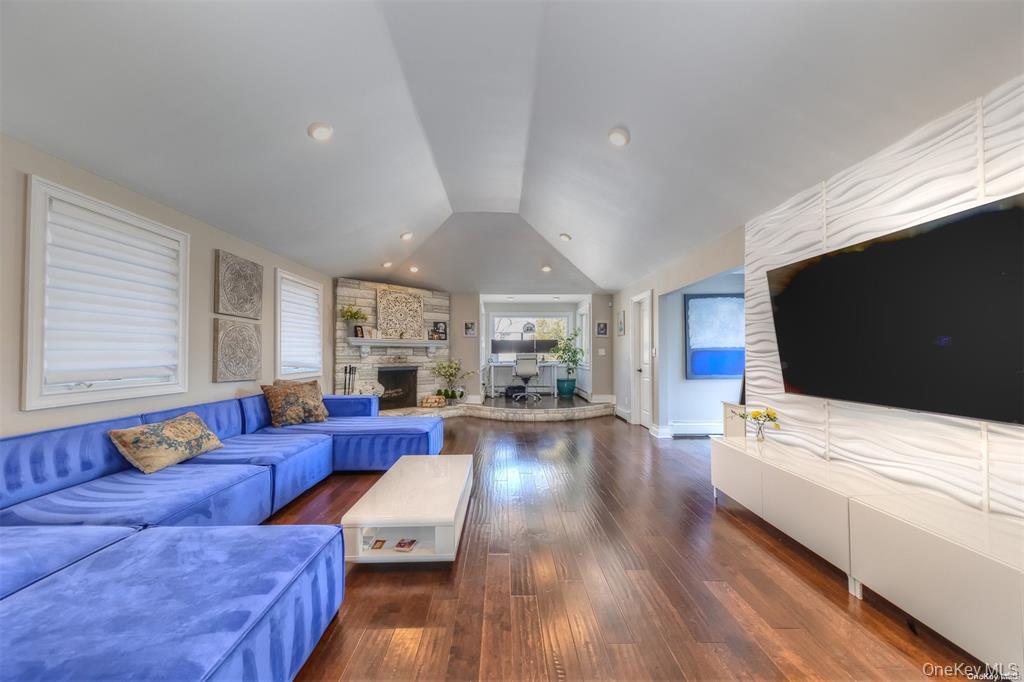 #9 photo, 266 Thompson Avenue, Oceanside , NY 11572