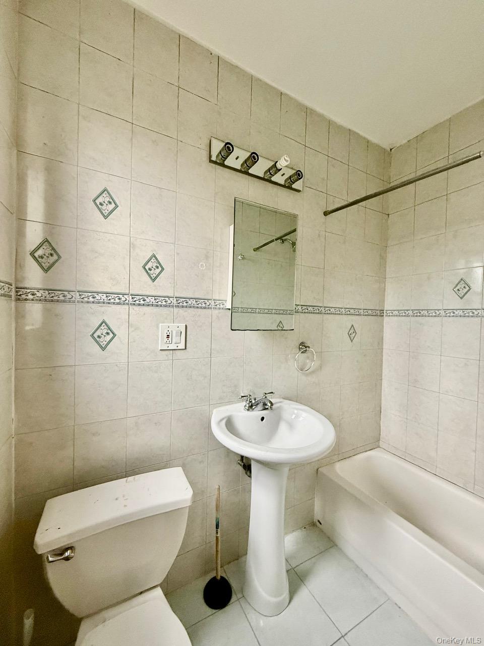 #17 photo, 2052 Gates Avenue, Ridgewood , NY 11385