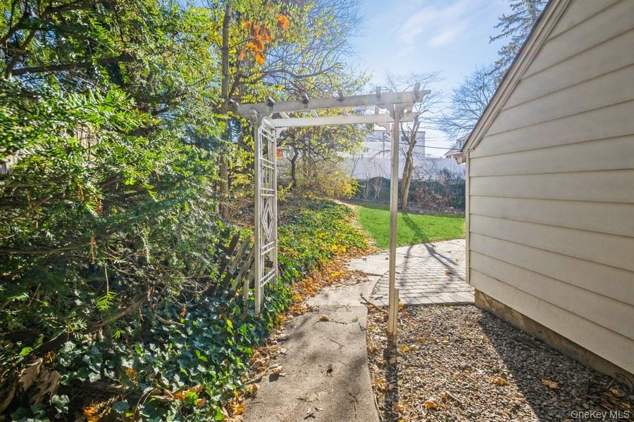 #3 photo, 40 Derby Road, Port Washington , NY 11050