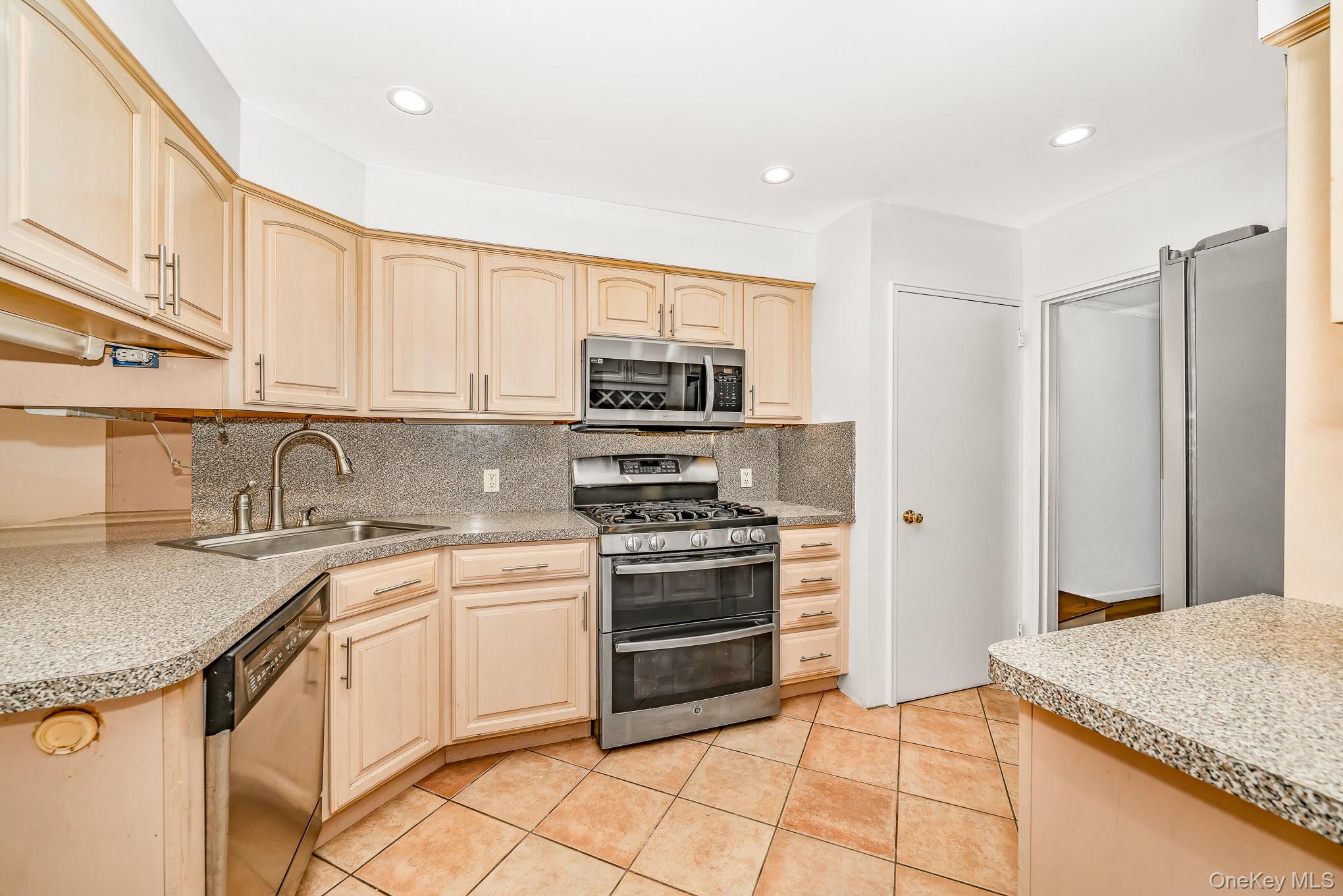 #11 photo, 3 Brewster Gate, Massapequa , NY 11758